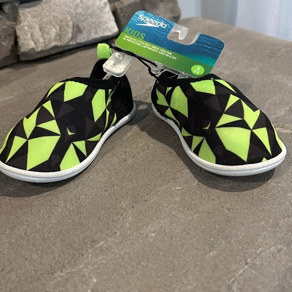 Speedo Black & neon green water shoes,UV protection,slip on,pull tab,tread,light - Picture 3 of 7